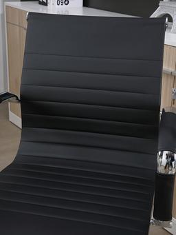 เก้าอี้สำนักงานพนักพิงกลาง รุ่นคาริน่า - สีดำ