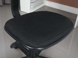 เก้าอี้สำนักงานพนักพิงเตี้ย รุ่นจอห์นพลัส - สีดำ